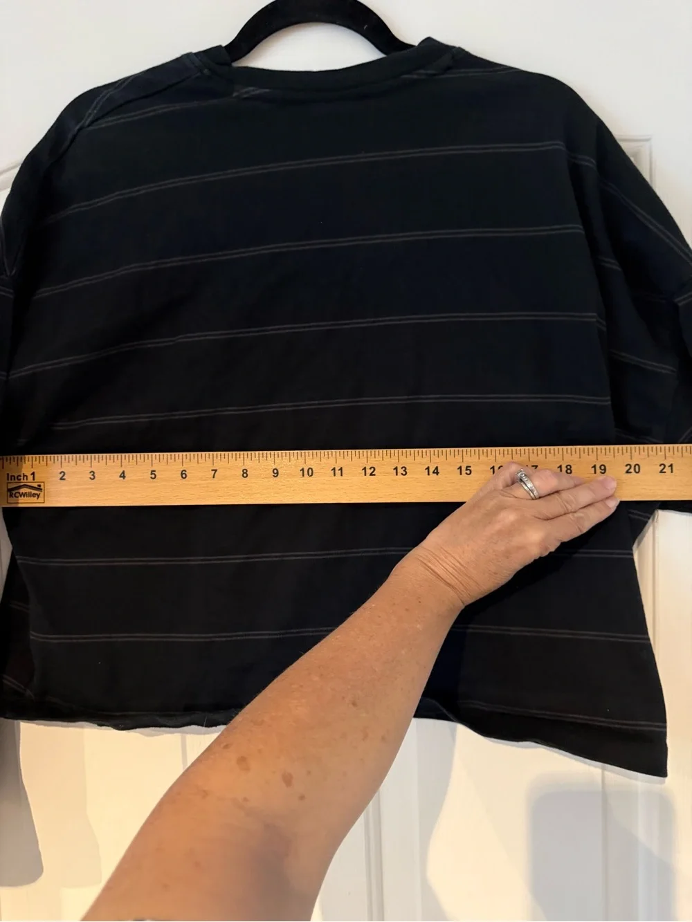 Nike Black Crewneck T-Shirt with White Logo Tag - Picture 8 of 8